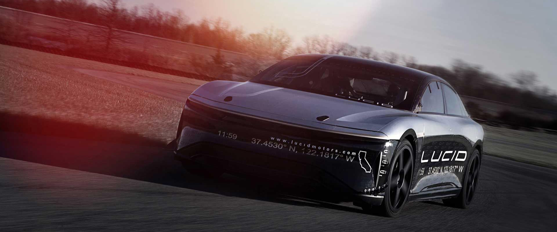 En framtida bil kör på en bana. (AI text)