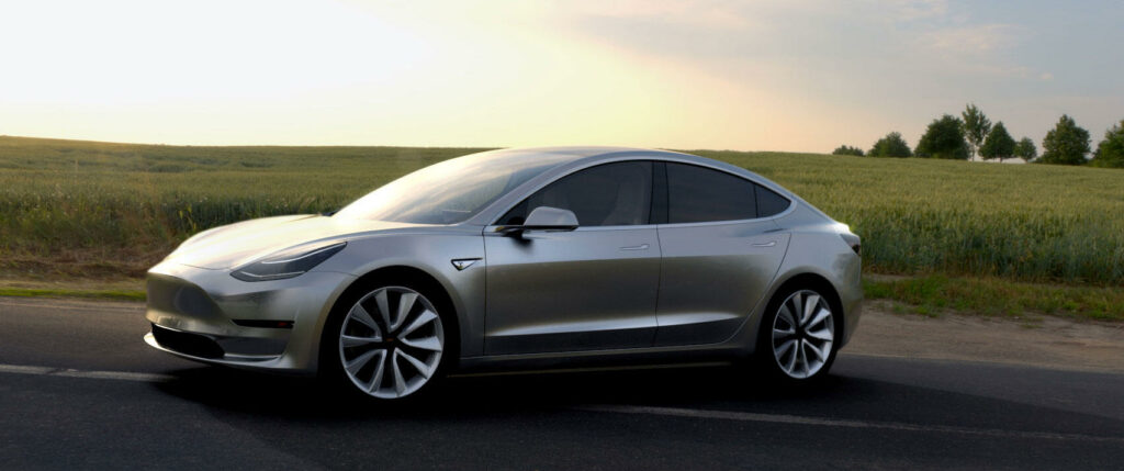 Tesla Model 3 kör på en landsväg. (AI text)