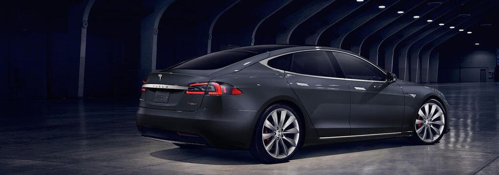 Tesla Model S i en mörk garage (AI text)