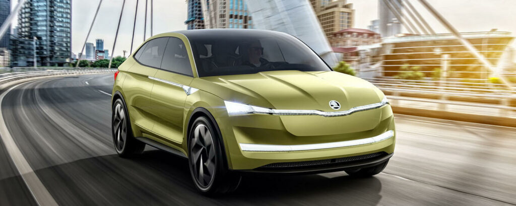 En gul bil kör nerför en stadsgata. (AI text)