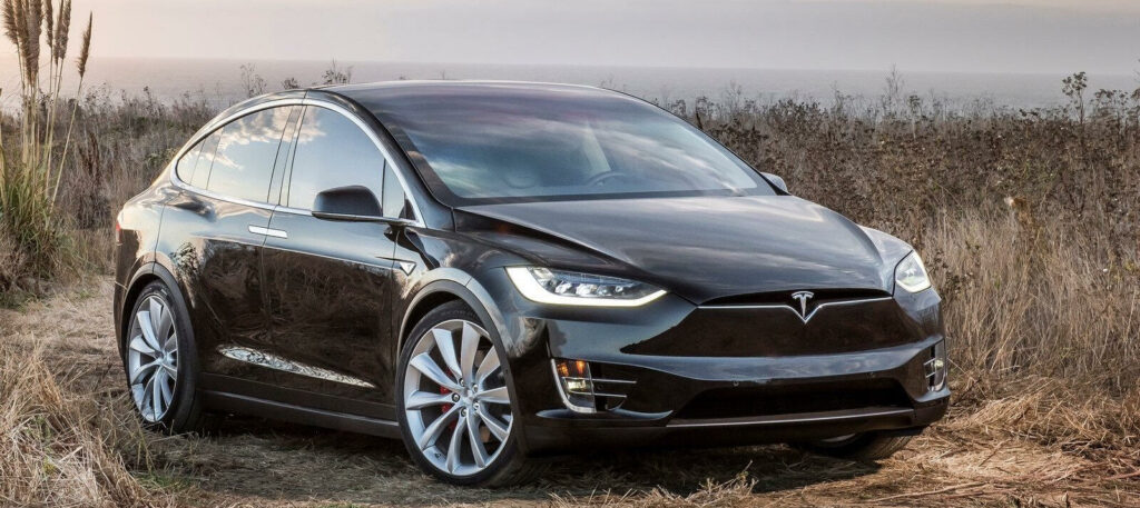 Tesla Model X hyllas för accelerationen, infotainmentsystemet, Autopiloten och detaljer som ger mycket ”wow-känsla”, till exempel i form av bakdörrarna som öppnas uppåt, när amerikanska AAA utser bästa miljöbilarna. Fjädringen är dock onödigt hård, bromskraftåtervinningen kräver tillvänjning och Autopiloten bör användas med viss försiktighet, tycker AAA.