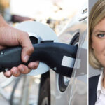 En kvinna laddar sin bil med en elbilsladdare. (AI text)