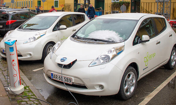 En grupp bilar parkerade i en parkeringsplats. (AI text)