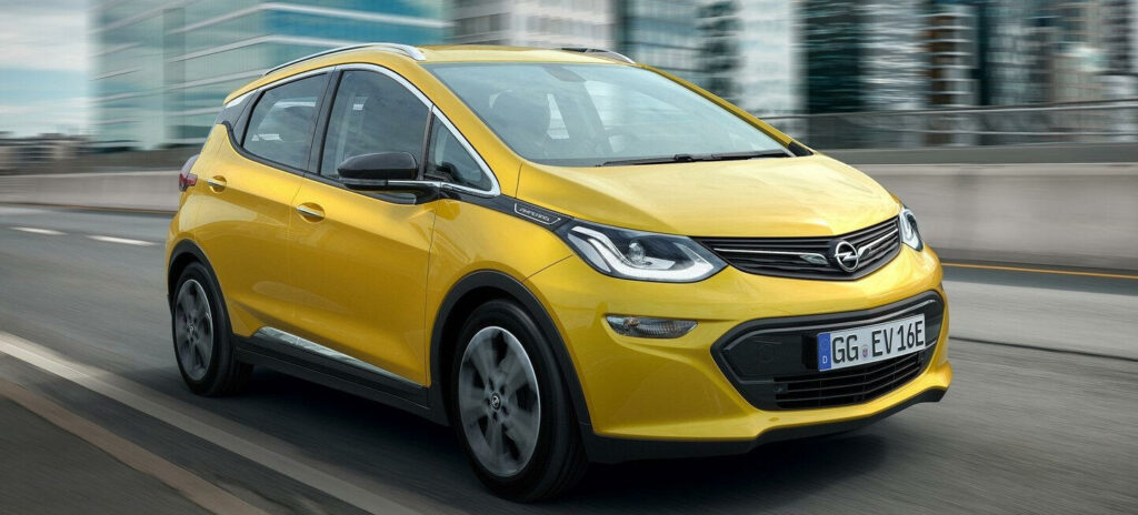 En gul Opel ECV kör nerför en stadsgata. (AI text)