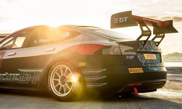 Tesla Model S parkerad på stranden (AI text)