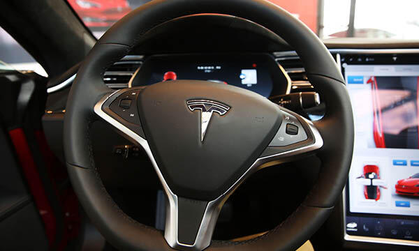 En Tesla Model S sedan visas upp på Tesla Motors visning i San Diego. (AI text)