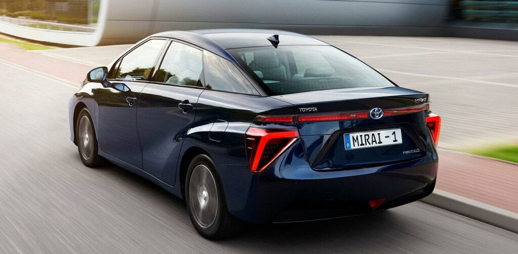 Toyota Mirai är koncernens nya storsatsning på vätgasdrivna bränslecellsbilar. Men i Kina duger inte det.