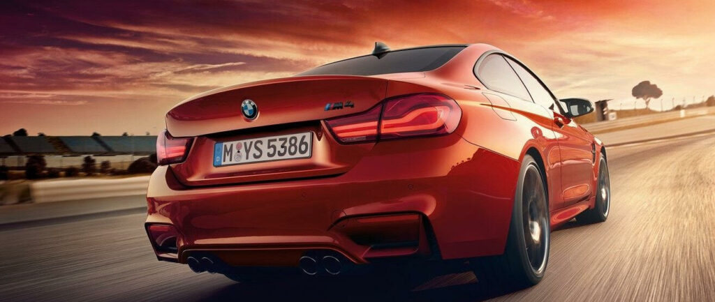 En BMW M4 kör på vägen. (AI text)