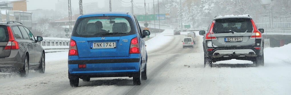 Trafikläget kan bli svårt under tisdagsmorgonen, då många bilister lagt om till sommardäck.