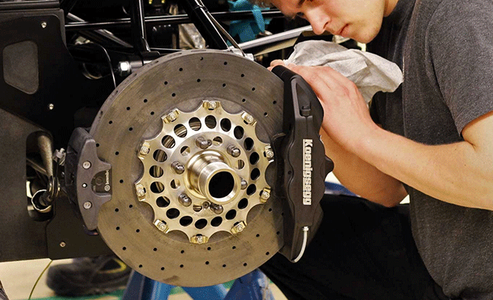 En man arbetar på en motorcykel. (AI text)