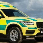 En ambulans från Volvo parkerad på stranden. (AI text)