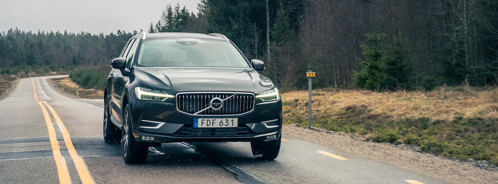 På landsvägen är skillnaden mellan Dynamic och Comfort inte så stor i nya XC60, men den rullar skönare än V90 CC.