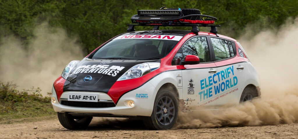 En Nissan Leaf kör på en grusväg. (AI text)