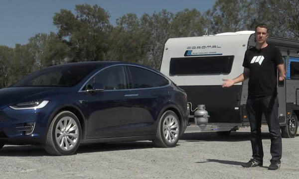 En Tesla Model X och en Tesla RV. (AI text)