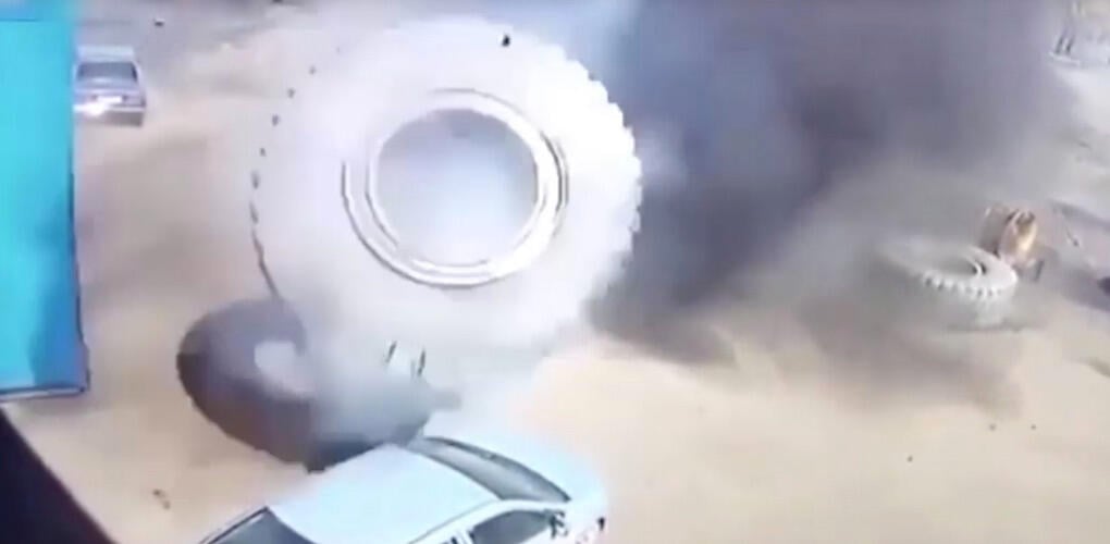 Ett ögonblick senare är den parkerade Toyotan förvandlad till skrot. Se förloppet i filmen, längre ned på sidan.