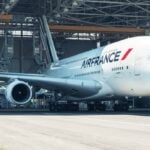 Ett stort flygplan står i ett hangar. (AI text)