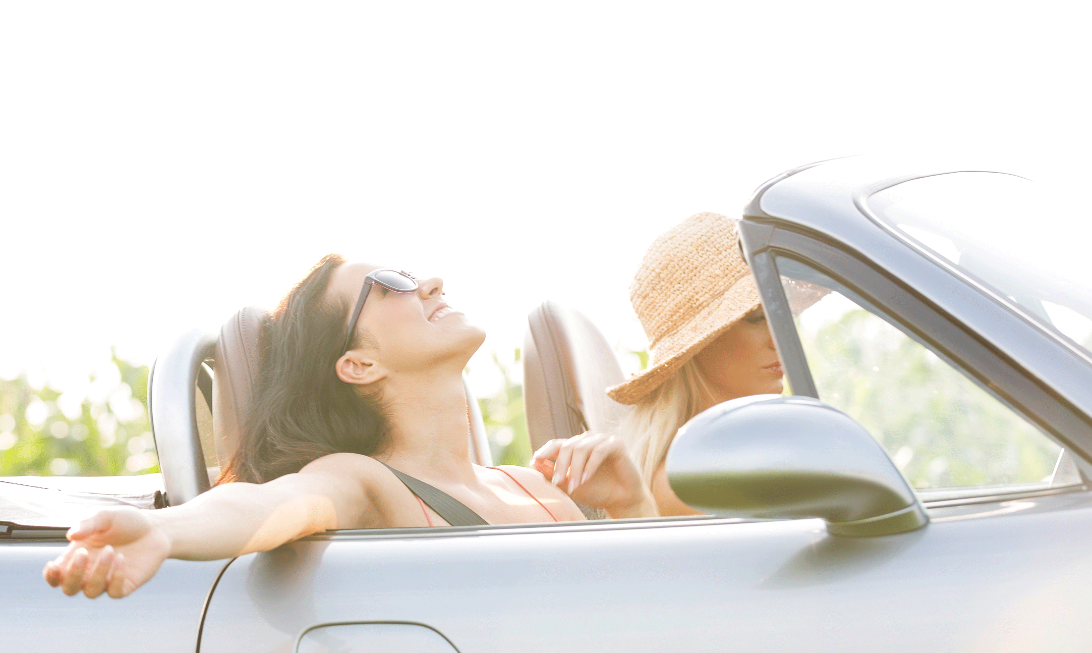 ett par kvinnor i en cabriolet (AI text)