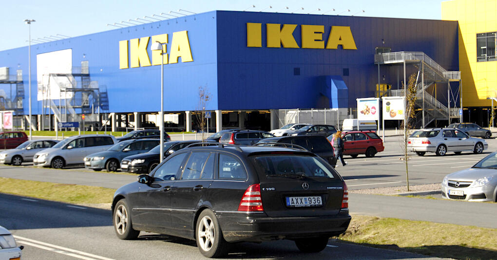 Att parkera vid en stormarknad kan i värsta fall leda till ett inbrott hemma. Foto: Gettyimages.