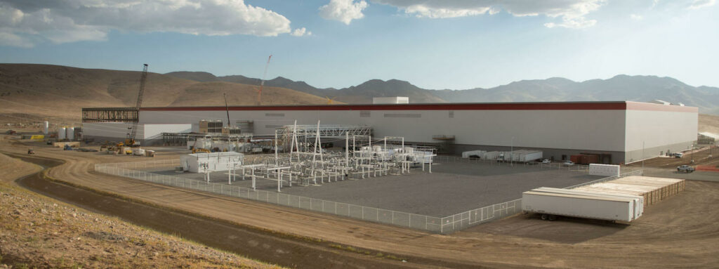 En stor byggnad med en annan stor byggnad i bakgrunden. (AI text)