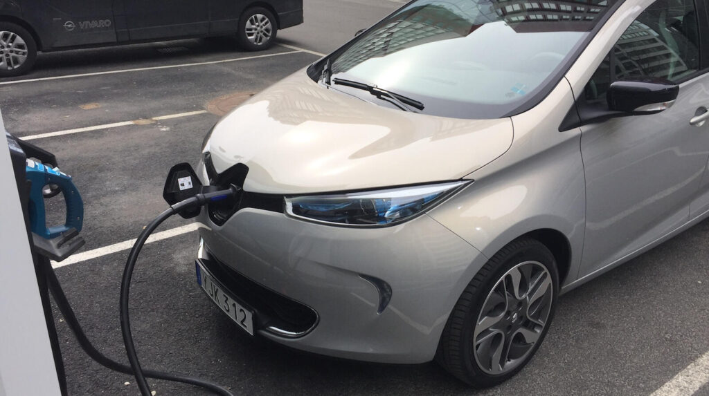 En Renault Ionis elbil laddar på en laddstation. (AI text)