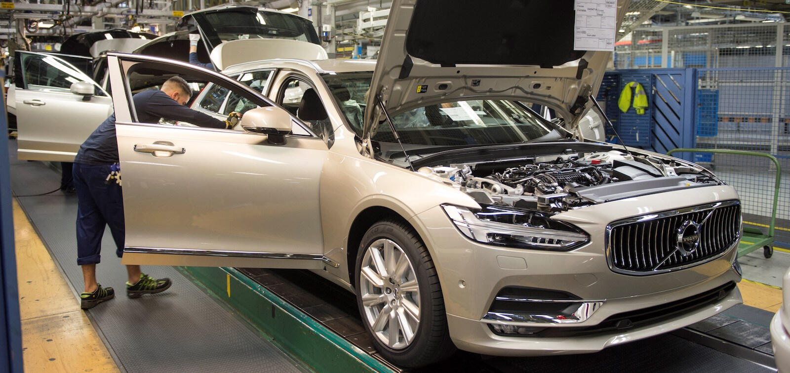En Volvo S90 sädesbyggs på Volvos fabrik i Shanghai, Kina. Bild: Reuters. (AI text)