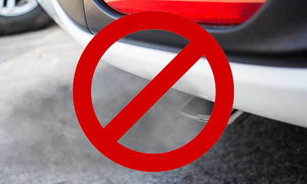 en bil med ett "ingen utsläpp"-tecken på bakdelen (AI text)