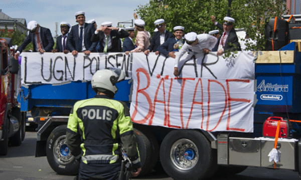 En grupp personer i en lastbil med en banner. (AI text)