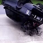 En bil vänder upp och ned i en garageväg. (AI text)