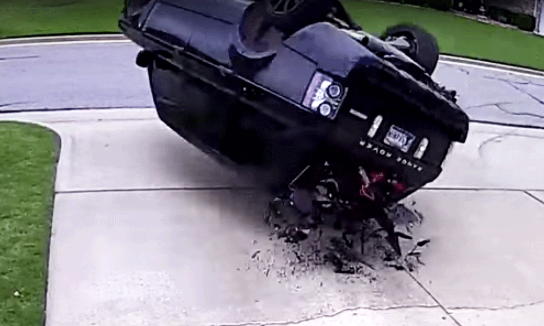 En bil vänder upp och ned i en garageväg. (AI text)