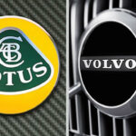 Volvo-logotypen syns på radiatorn på bilen. (AI text)