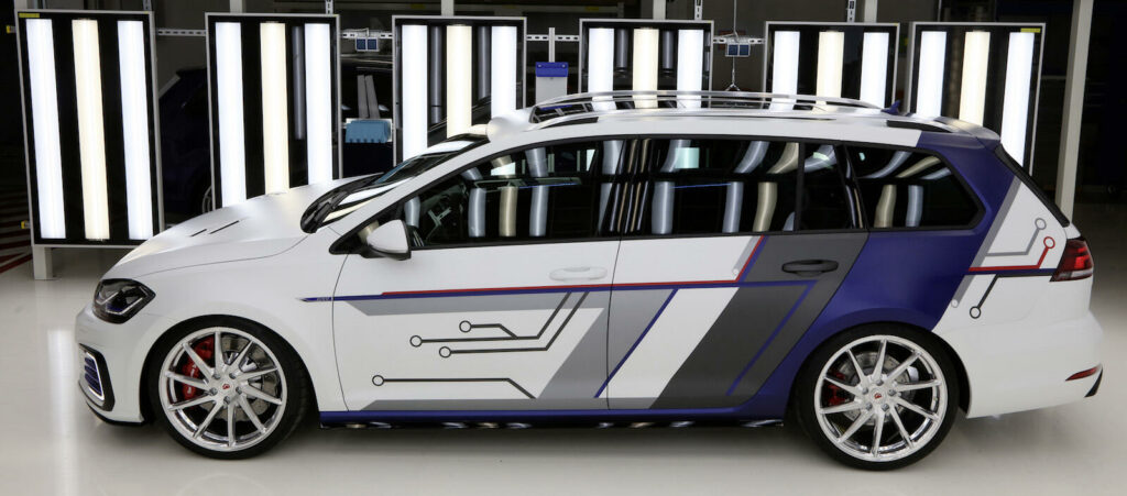 En vit och blå Volkswagen Golf GTI parkerad i garaget. (AI text)