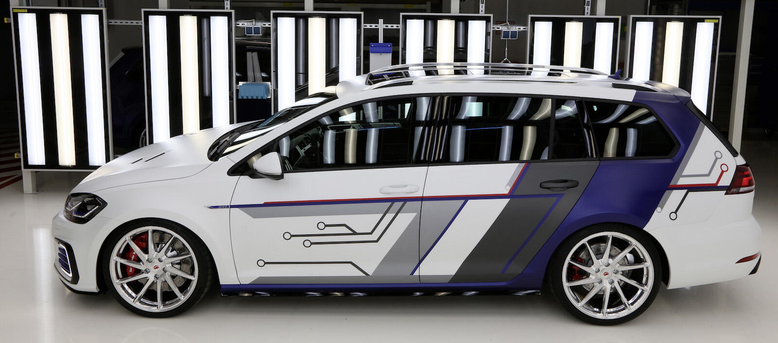 En vit och blå Volkswagen Golf GTI parkerad i garaget. (AI text)