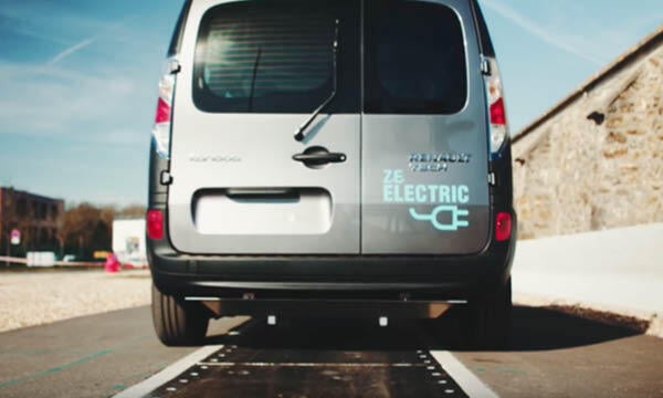 En van är parkerad på en gata. (AI text)