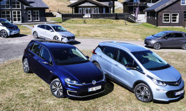 En grupp bilar parkerade framför ett stuga. (AI text)