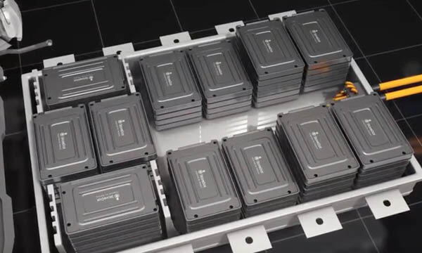 En bil med en akkus i bagageluckan. (AI text)