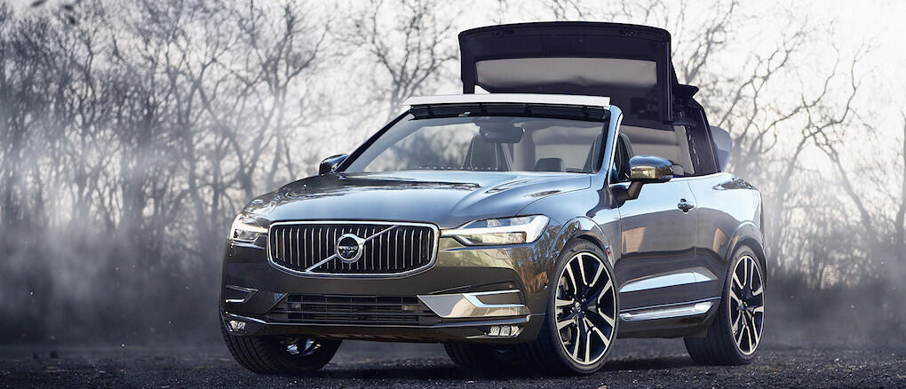 Volvo XC90-firande står parkerad i en skog. (AI text)