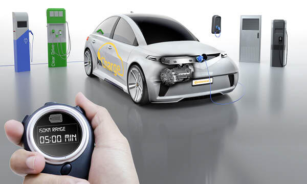 En person håller ett fjärrstyrningsdon i sin hand och styr en elbil. (AI text)