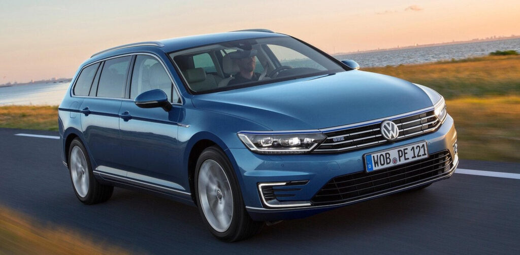 Volkswagen Golf TDI kör nedför vägen. (AI text)