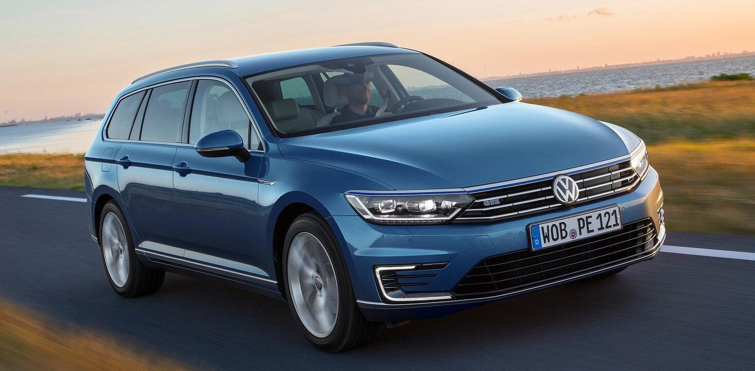 Volkswagen Golf TDI kör nedför vägen. (AI text)