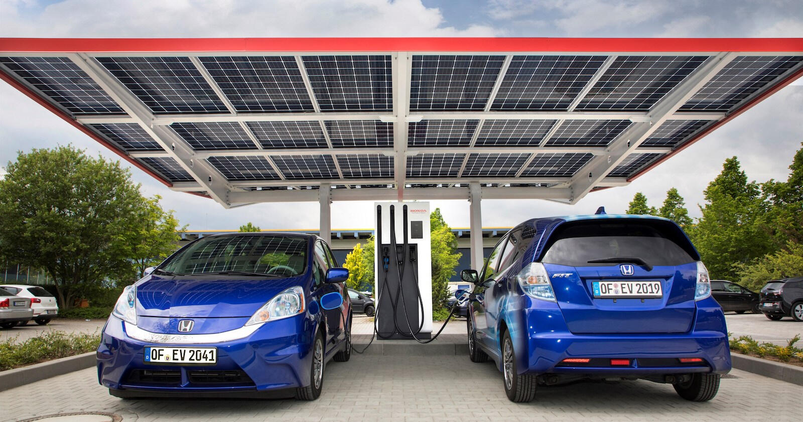 En bil laddar vid en solpanel. (AI text)