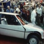 En liten bil på en röd matta. (AI text)