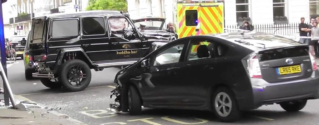 En bil står parkerad på gatan. (AI text)