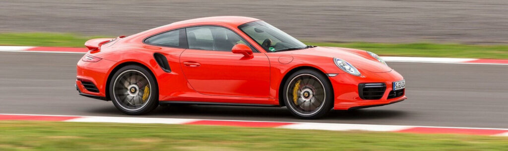 Porsche 911 Turbo S står för grundmaterialet i kommande GT2 RS, men det finns tydliga tekniska skillnader. GT2 RS blir värre på allt.