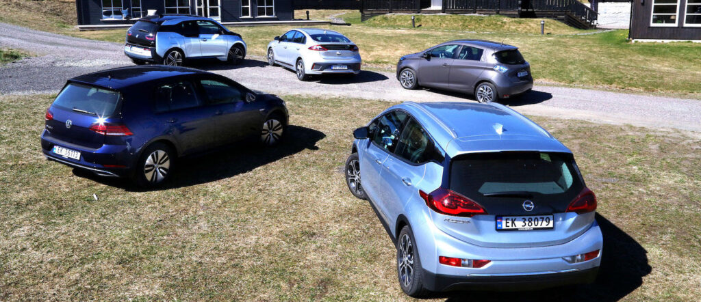 En grupp bilar parkerade framför en husfasad. (AI text)