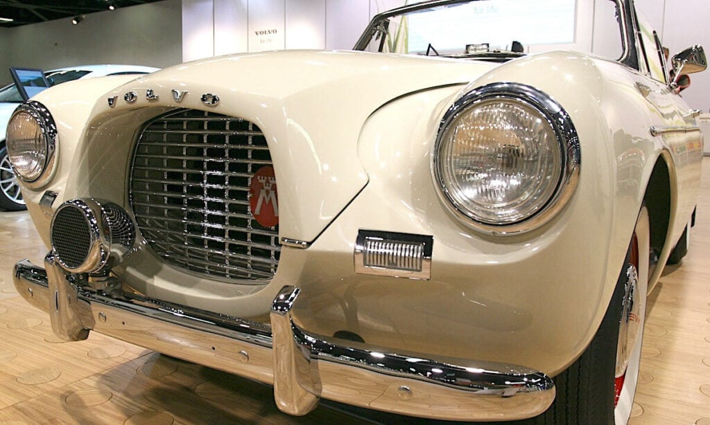 En klassisk bil visas upp på en bilsalong. (AI text)