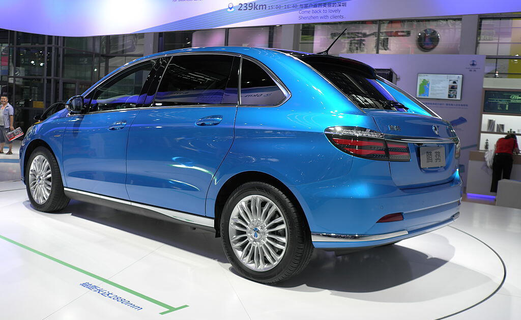 Kina står för en mycket stor andel av alla elbilar och laddhybrider som säljs i världen. Här är en elbilsmodell från kinesiska Denza, ett joint venture-samarbete mellan Byd och Mercedesägaren Daimler. Foto: Getty Images