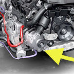Den kombinerade generatorn/elmotorn är vattenkyld och driver V6-motorn med en rem.