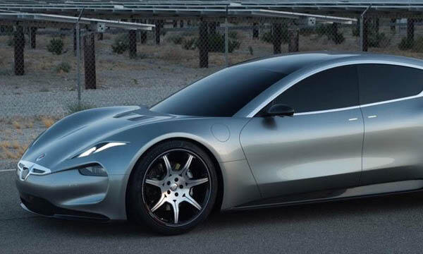 En framtida bil parkerad framför en solcellsanläggning. (AI text)