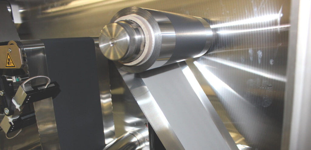 En bil undersöks i ett garage. (AI text)