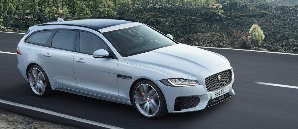 Jaguar XF kör längs vägen. (AI text)